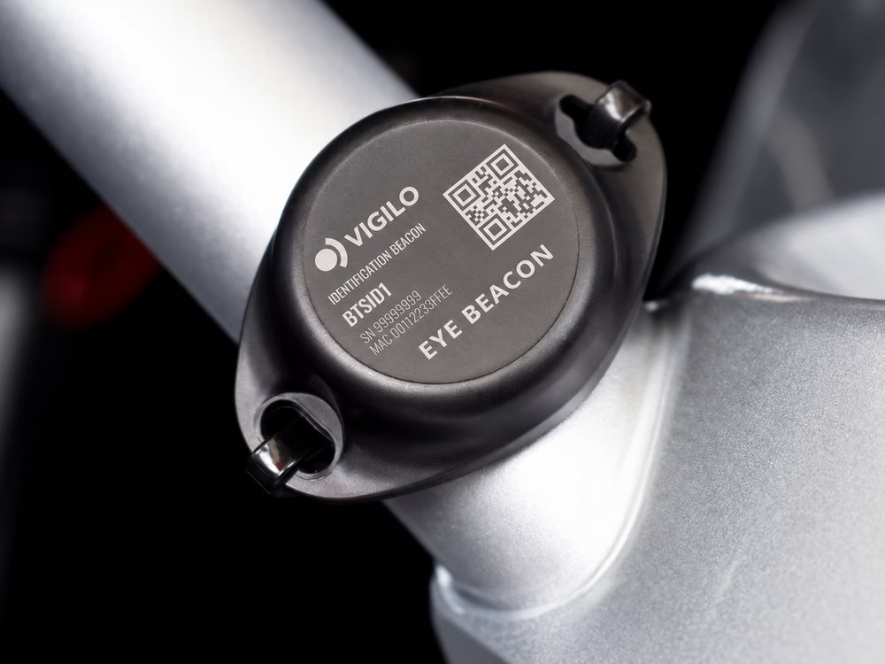 Beacon BLE Vigilo preto fixado em uma estrutura